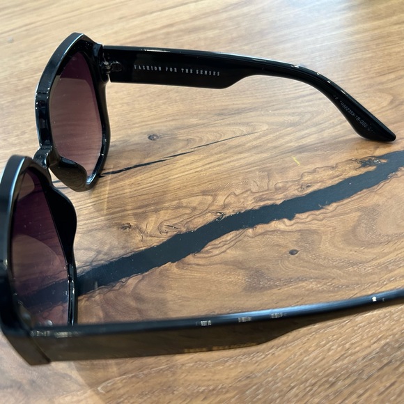True Religion big lens sunglasses - Picture 5 of 5